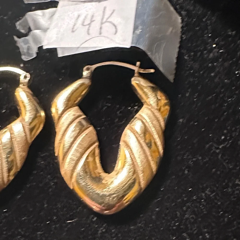 14 KARAT Gold Hoop Earrings 4.5 Grams - Picture 6 of 9